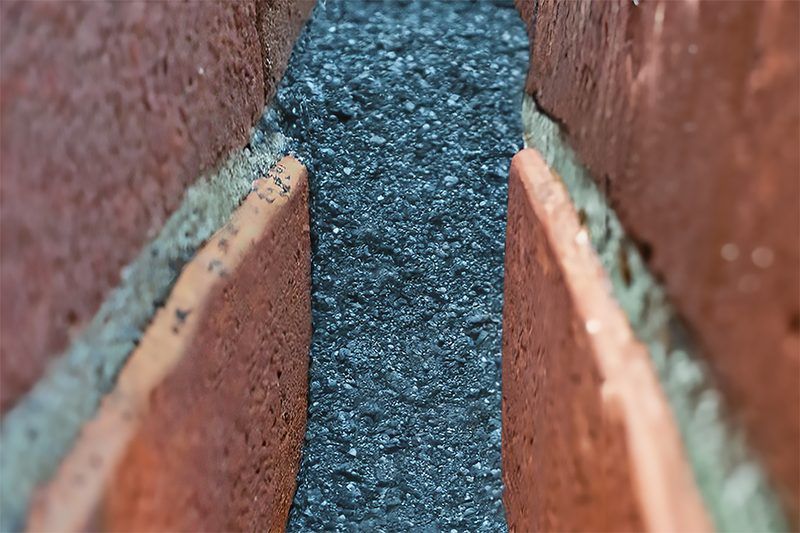 Blick in die verfüllte Hohlschicht zwischen Innen- und Verblendschale
