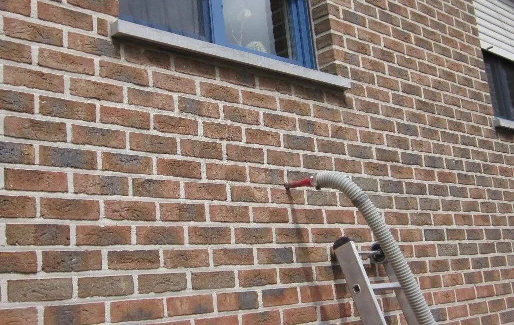 Kerndämmung im Arbeitsgang – die Klinkerfassade bleibt vollständig erhalten