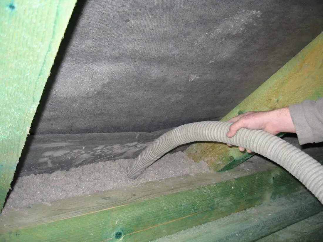 Einblasdämmung im Schrägdach zwischen den Sparren